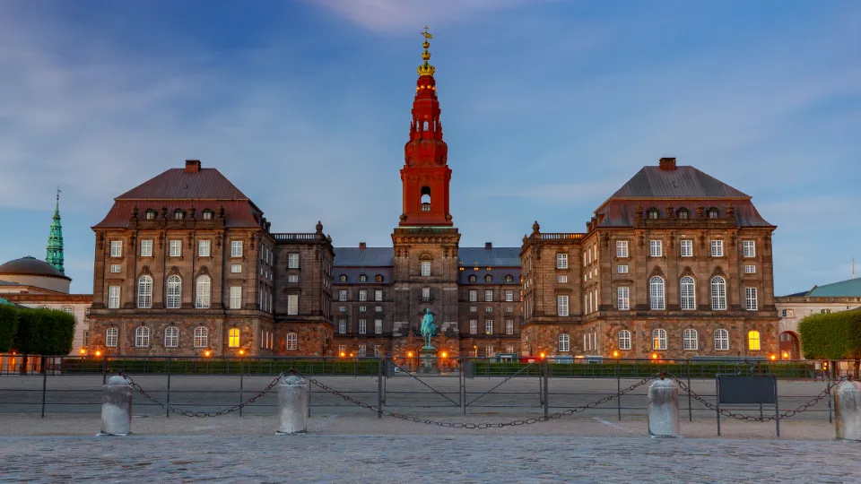 Ét samlet udvalg skal styrke arbejdet med dansk uddannelse Copenhagen. Houses Of Parliament. Christiansborg.
