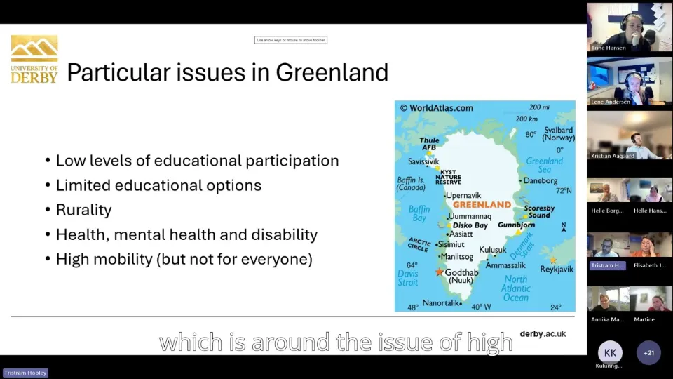 Skærmbillede fra et webinar med en præsentationsslide med titlen “Particular issues in Greenland”. Sliden oplister udfordringer som lav uddannelsesdeltagelse, begrænsede uddannelsesmuligheder, landdistrikter, sundhed og høj mobilitet og viser et kort over Grønland. Til højre ses en række videodeltagere.