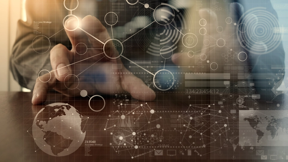Person interagerer med en digital skærm med netværksforbindelser, datavisualiseringer og verdenskort, der symboliserer digitalisering og global kommunikation.