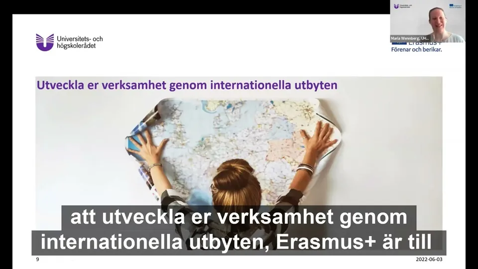 Webbinariebild om internationella utbyten: En presentationsbild från Universitets- och högskolerådet med rubriken ”Utveckla er verksamhet genom internationella utbyten”. Mitt på bilden står en person framför en stor världskarta. En föreläsare syns i ett litet videofönster och svenska undertexter täcker bildens nederkant.