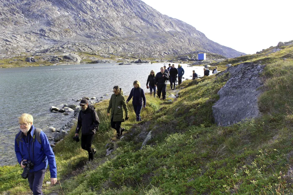 Seminarets deltagere vandrer langs fjeldsøen Qallussuaq i det grønlandske landskab.