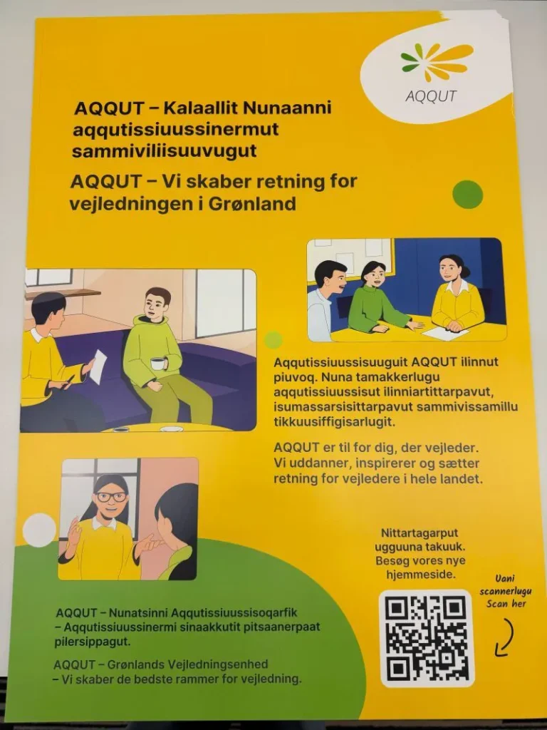 Gul og grøn AQQUT-plakat med teksten “Vi skaber retning for vejledningen i Grønland”, illustrationer af vejledningssamtaler samt QR-kode til hjemmesiden.